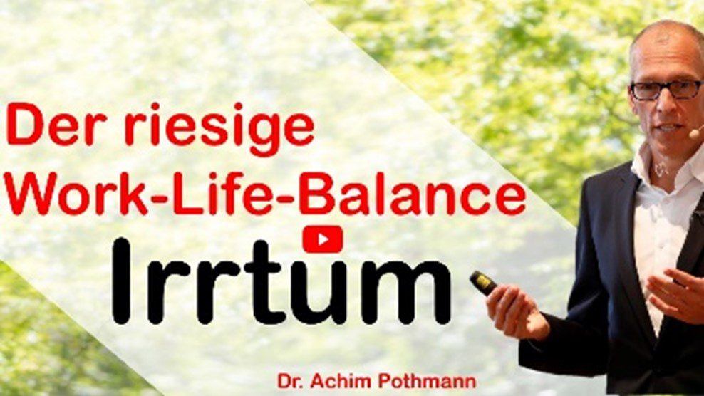 Dr. Pothmann in Geschäftskleidung hält eine Fernbedienung und spricht; Text: "Der riesige Work-Life-Balance Irrtum", darunter "Dr. Achim Pothmann", vor grünem, unscharfem Hintergrund.